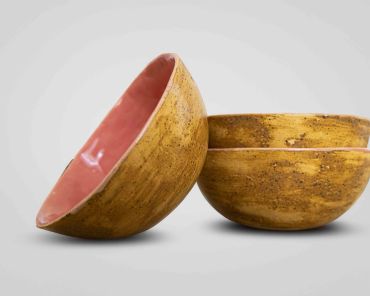 drei Schüsseln aus Ton; sie sind außen braun und innen rosa