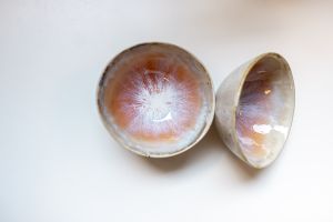 zwei Schüsseln aus Keramik mit beige oranger Farbe