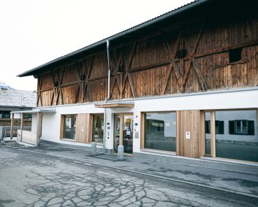 ein altes Bauernhaus; im EG befindet sich die Wirkstatt Axams
