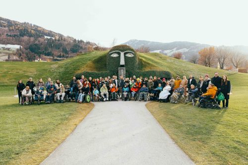 Gruppenfoto des slw Innsbruck vor dem Eingang Kristallwelten Swarovski.