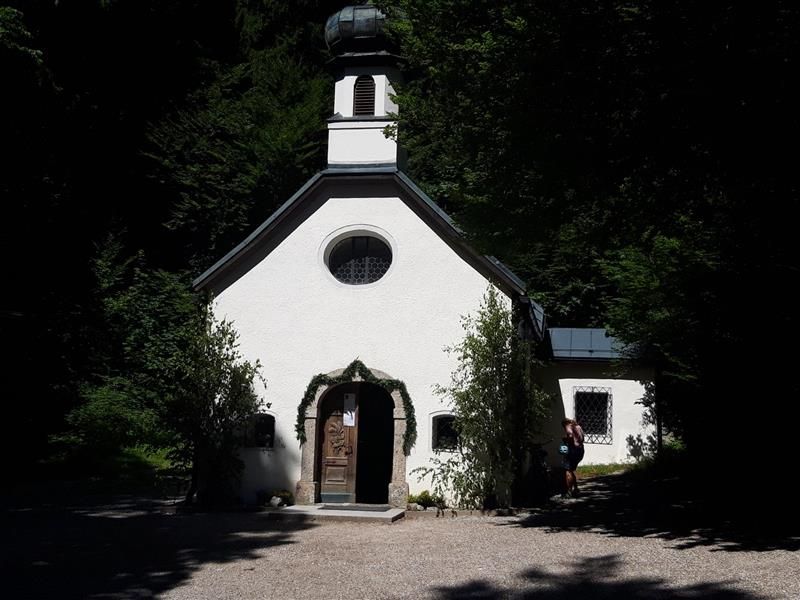eine kleine Wallfahrtskirche umringt von Wald