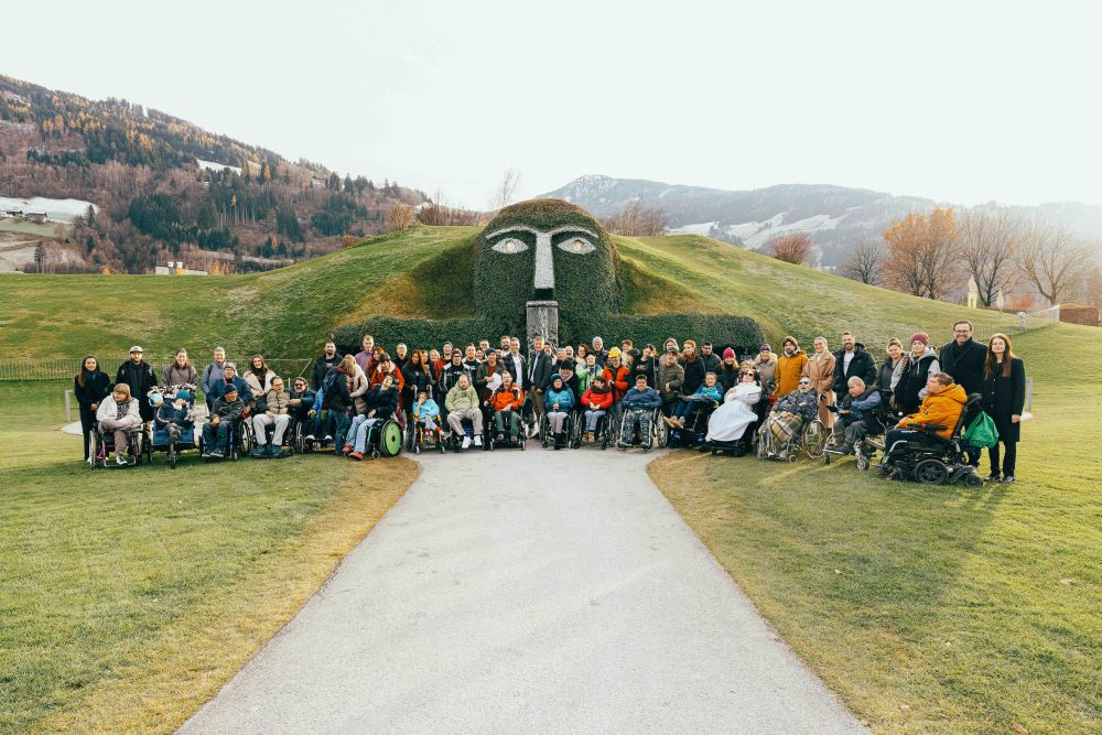 Gruppenfoto des slw Innsbruck vor dem Eingang Kristallwelten Swarovski.