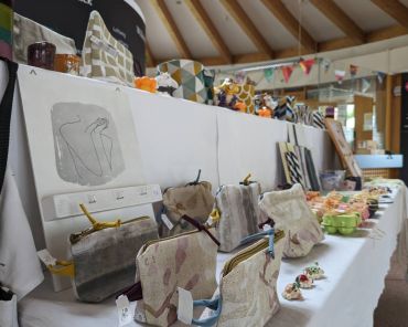 ein Tisch mit vielen selbstgemachten Produkten (Taschen, Schüsseln,...)