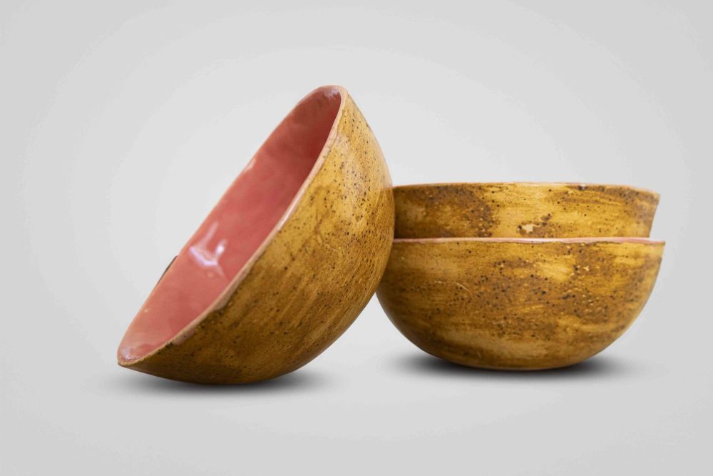 drei Schüsseln aus Ton; sie sind außen braun und innen rosa