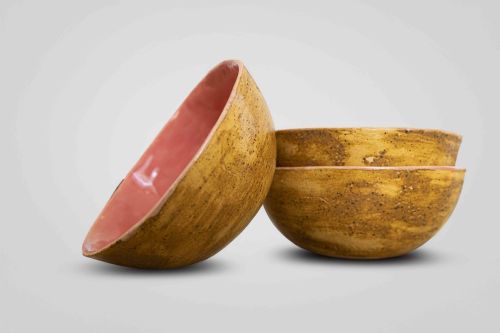 drei Schüsseln aus Ton; sie sind außen braun und innen rosa