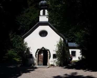 eine kleine Wallfahrtskirche umringt von Wald