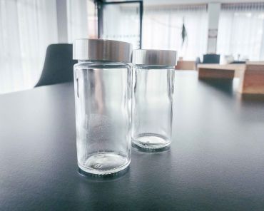 zwei leere Gewürzgläser mit Deckel stehen auf einem Tisch