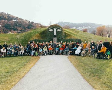 Gruppenfoto des slw Innsbruck vor dem Eingang Kristallwelten Swarovski.