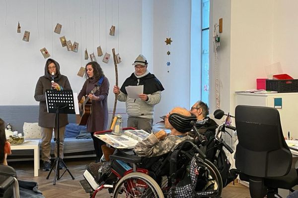 drei Menschen musizieren in einer Tagesstruktur für Menschen mit Behinderungen