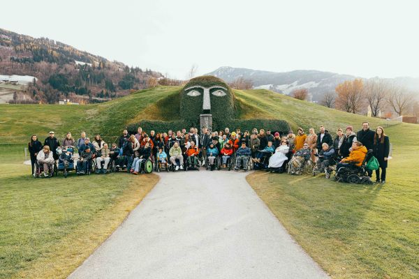 Gruppenfoto des slw Innsbruck vor dem Eingang Kristallwelten Swarovski.