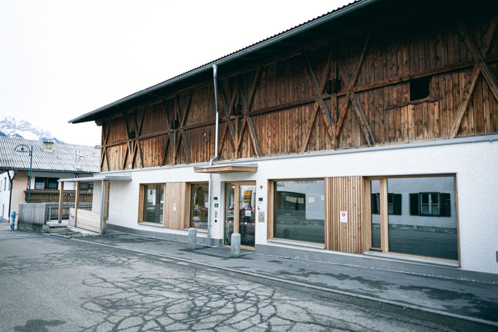 ein altes Bauernhaus; im EG befindet sich die Wirkstatt Axams