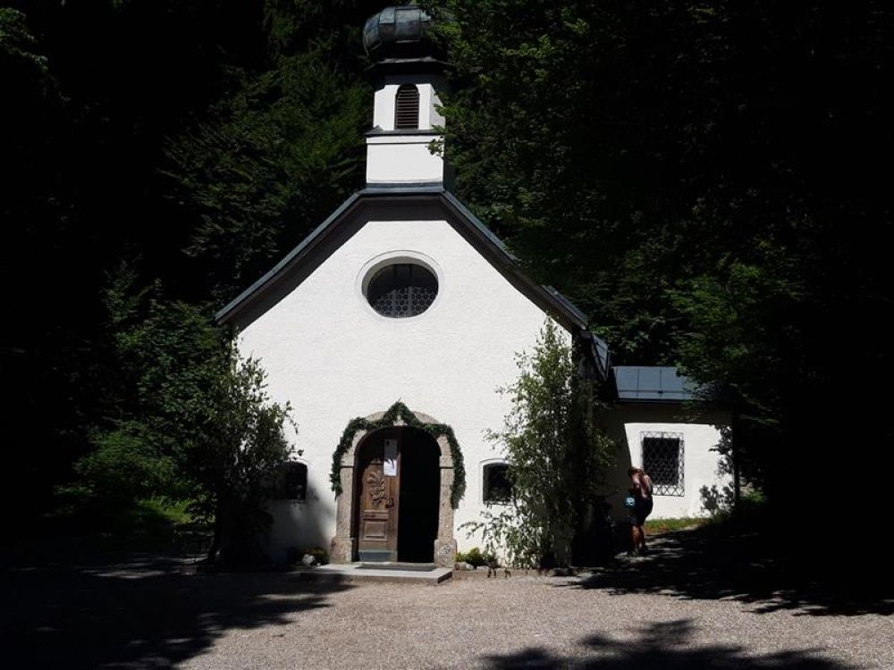 eine kleine Wallfahrtskirche umringt von Wald